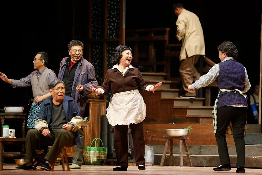 天津人艺原创津味儿话剧《海河人家》在滨海新区展演 广受市民受欢迎