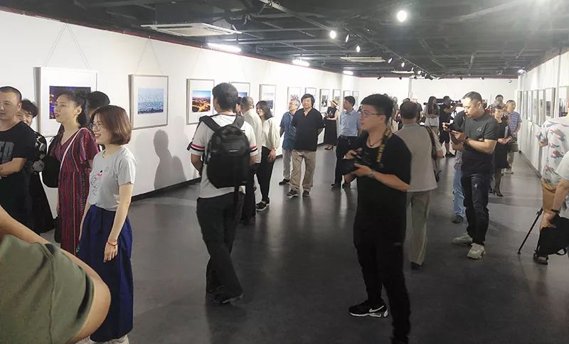 田继业摄影作品在天津市群艺馆展出