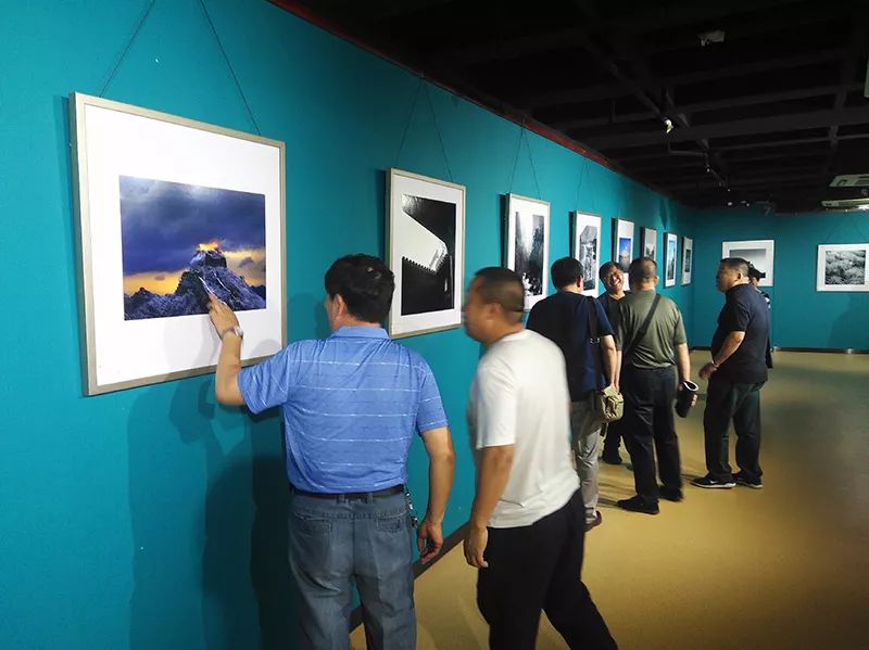 田继业摄影作品在天津市群艺馆展出