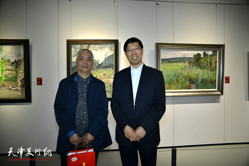 孙建平、徐延琥在画展现场。