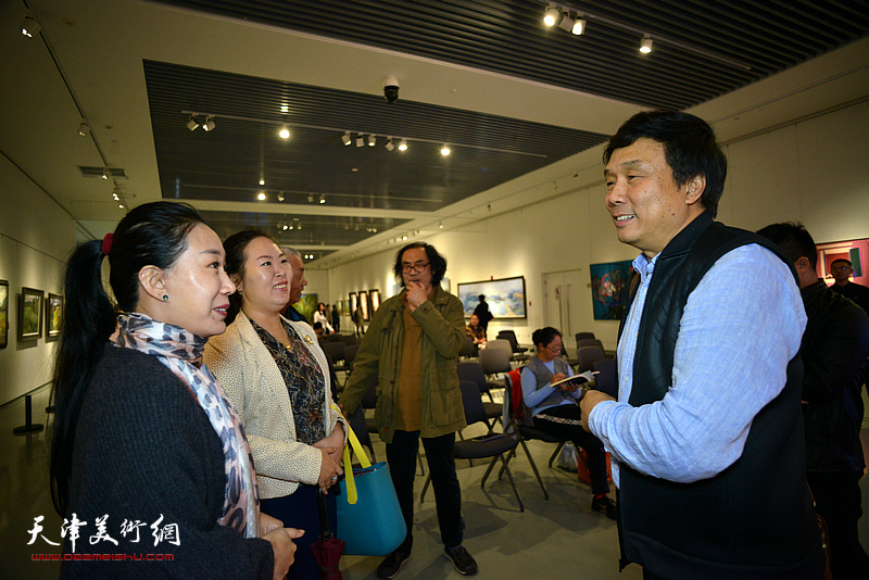 王琨与嘉宾在画展现场交流。