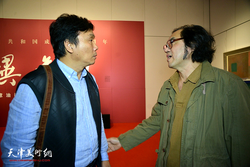 王琨、郑金岩在画展现场。