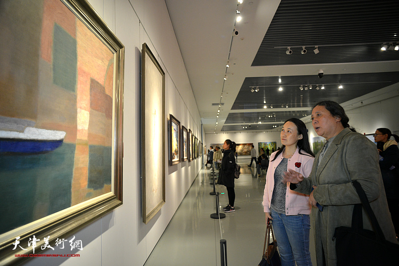 郑岱、肖爱华在画展现场观看作品。