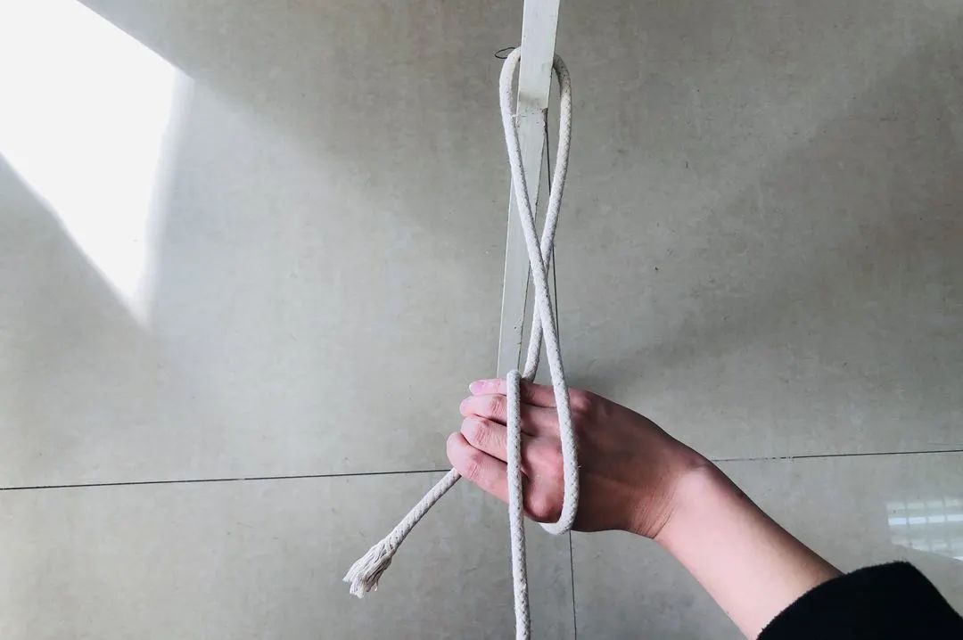 撇缆活结与系船缆相接,以便将系船索拉上码头.