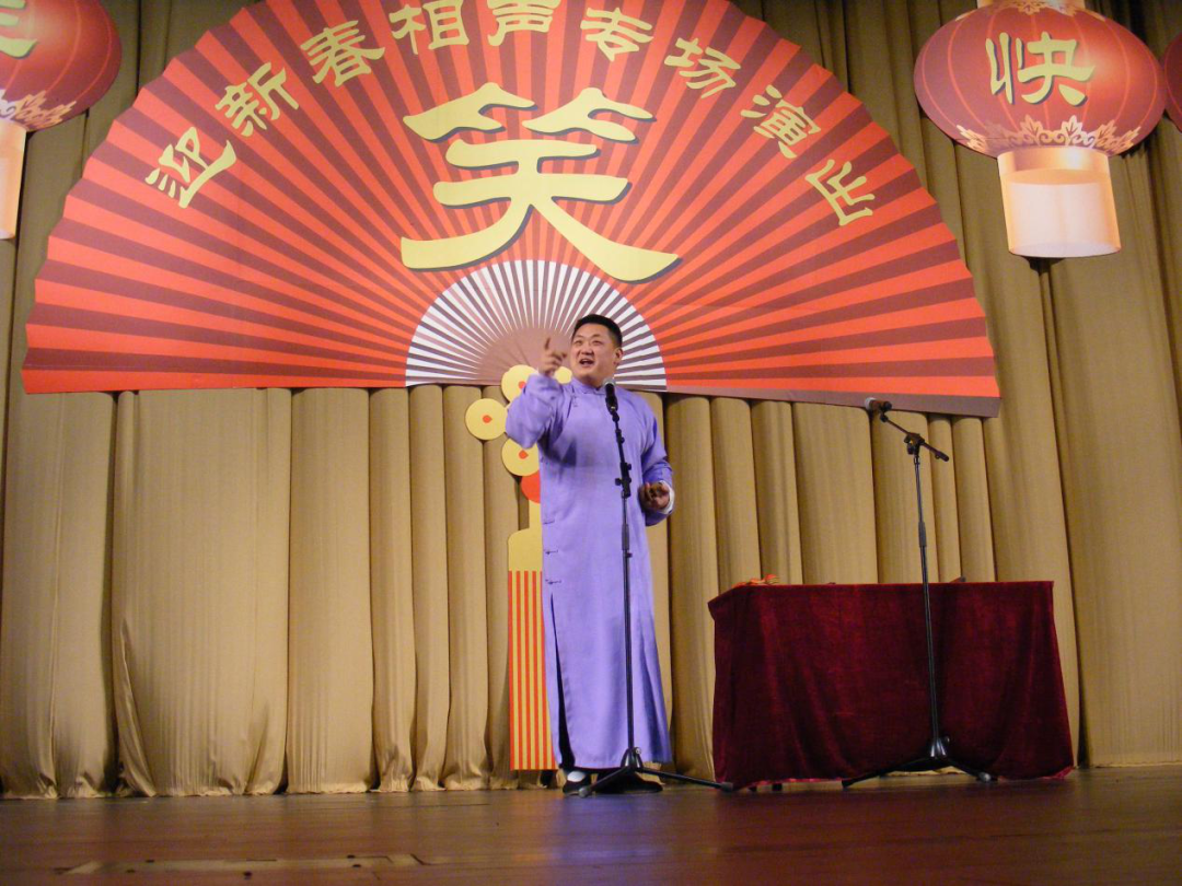师承相声名家佟守本,十四岁起跟随王派快板名家张金铭